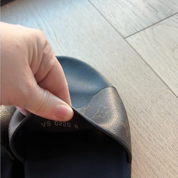 Louis Vuitton Monogram Brown and Black Slides - Picture 9 of 9